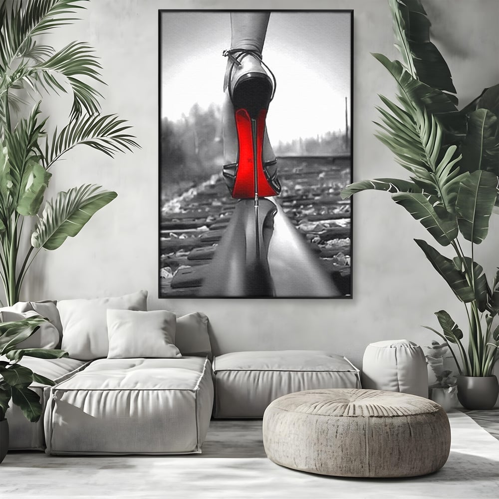 Tablou canvas cu tablou canvas cu pantof pe sina, in rama de aluminiu negru, pe perete intr-un living